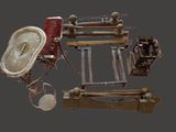 tout un tas de vieux outils posés sur une table