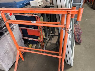 un gros tas d'objets métalliques divers dans un entrepôt