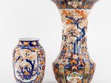 deux vases posés l'un à côté de l'autre sur une surface blanche