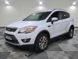 une Ford Kuga blanche garée sur un sol en carrelage à damier