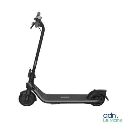 gros plan d'un scooter sur fond blanc