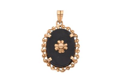 un pendentif en pierre dorée et noire orné d'une fleur