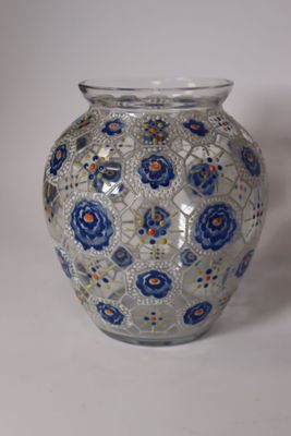 un vase en verre orné de fleurs bleues et blanches