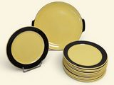 assiettes plates jaunes et noires, avec un bord noir sur fond blanc