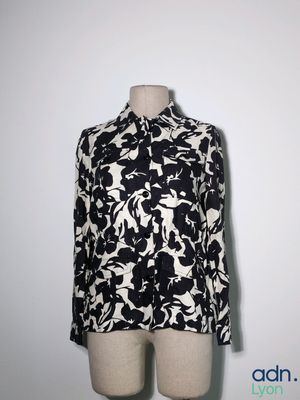une chemise à motifs floraux en noir et blanc sur un mannequin, un mannequin, un mannequin, un mannequin, un mannequin, un mannequin, un mannequin, un mannequin