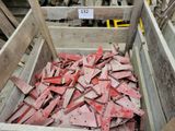 une caisse en bois remplie de pièces métalliques rouges