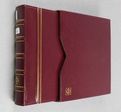 un livre rouge avec une bande jaune sur la couverture