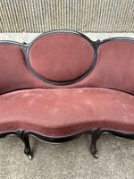 Canapé de forme mouvementée en bois noirci et tissus mauve r… (photo 3)