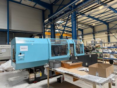 une grande machine qui se trouve dans un entrepôt