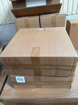 plusieurs cartons empilés les uns sur les autres dans un entrepôt