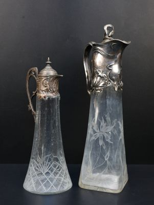 paire de carafes anciennes en cristal taillé, ornées de détails en argent