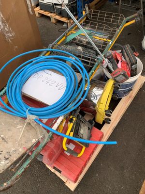 un tas d'outils posé sur une palette à côté d'une boîte
