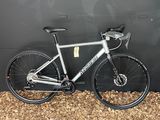 un vélo garé contre un mur