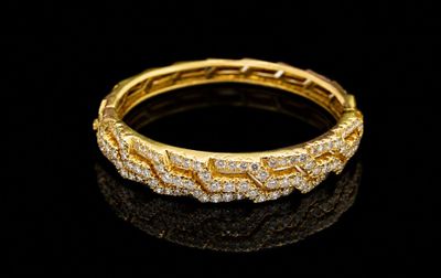 une bague en or jaune sertie de diamants sur fond noir