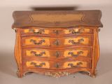 une petite commode en bois posée sur une table
