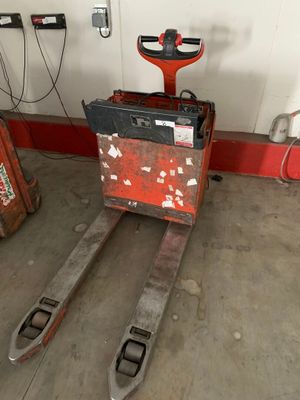 un chariot élévateur qui est garé dans le garage