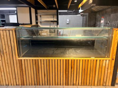 un comptoir avec une vitrine au milieu