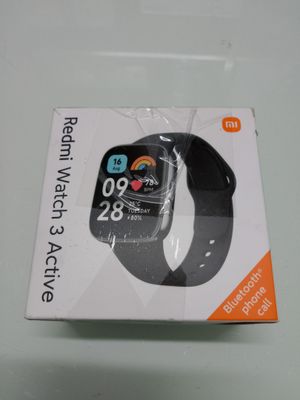 une boîte contenant une montre connectée posée sur une table