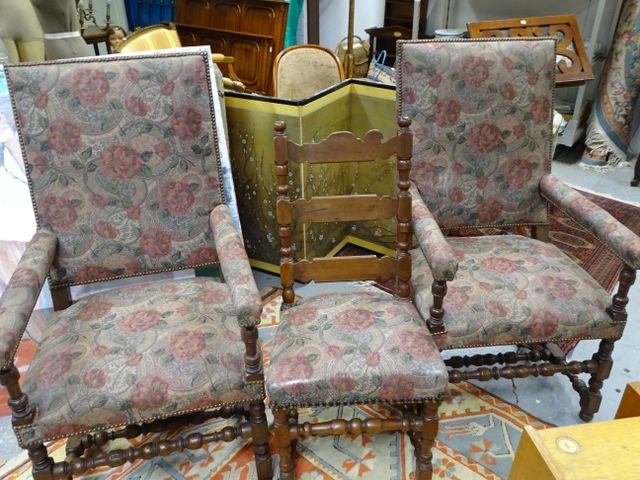 Deux fauteuils de style Louis XIII et une chaise garnie de tissus...