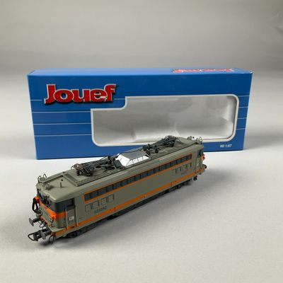 Le petit train est posé à côté d'une boîte encore emballée sur la table.