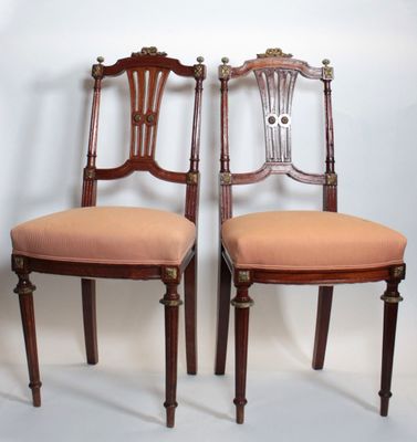 paire de chaises anciennes en acajou avec des assises rembourrées