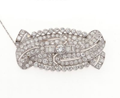 une photo d'une broche en diamant et en or blanc