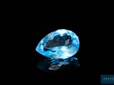 gros plan d'un diamant bleu sur une surface noire