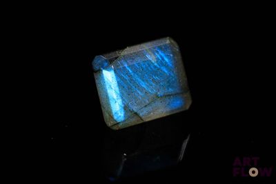 gros plan d'une pierre bleue sur une surface noire