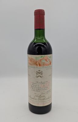 une bouteille de vin rouge posée sur une table blanche