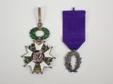 deux médailles et un ruban violet sur un fond blanc