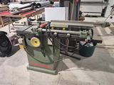 une machine posée sur le sol du garage