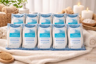 un gros plan sur un lot de flacons de lotion posés sur une table