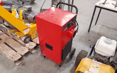 une machine rouge posée sur le sol