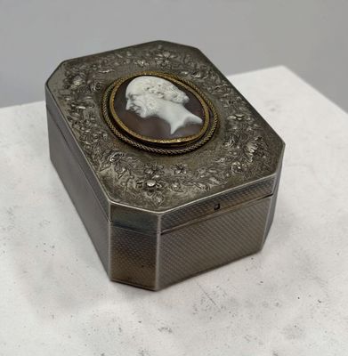une boîte ancienne en argent ornée du portrait d'une femme de profil