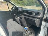 l'intérieur d'une voiture dont la portière est ouverte et où se trouve une bouteille d'eau sur le siège passager