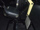 une chaise de gym noire et jaune dans une salle de sport