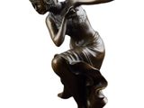 statue en bronze représentant une femme tenant une raquette de tennis sur fond blanc