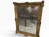 un miroir ancien dans un cadre doré sur fond blanc