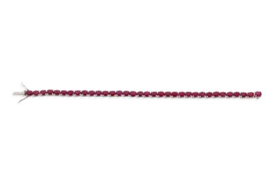 un gros plan d'un bracelet en perles rouges sur fond blanc