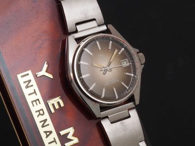 une montre posée sur un livre