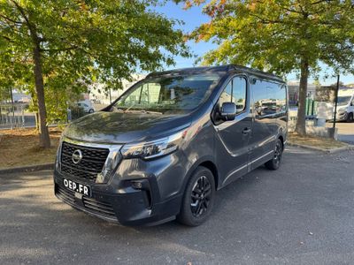 une camionnette grise garée sur un parking près des arbres