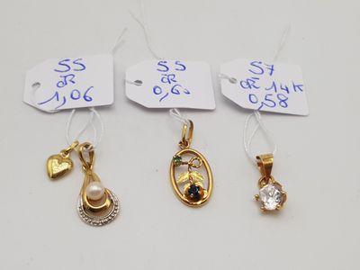trois pendentifs en or et diamants, accompagnés de leurs étiquettes de prix