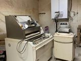 une photo d'une cuisine avec une cuisinière et une machine à laver