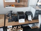 de nombreux types d'appareils électroménagers posés sur la table