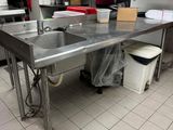 un grand évier en inox au milieu d'une cuisine