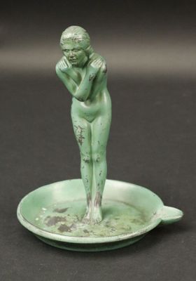 Max LE VERRIER: Cendrier "Frileuse" en alliage à patine vert…