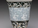 un vase noir et blanc orné d'un motif