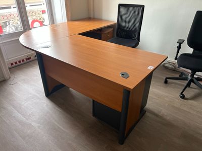 2 bureaux, 3 caissons, 2 chaises dactylo, fauteuil de bureau…