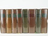 les livres sont alignés sur une surface blanche