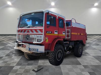 un camion de pompiers rouge garé sur un sol à damier